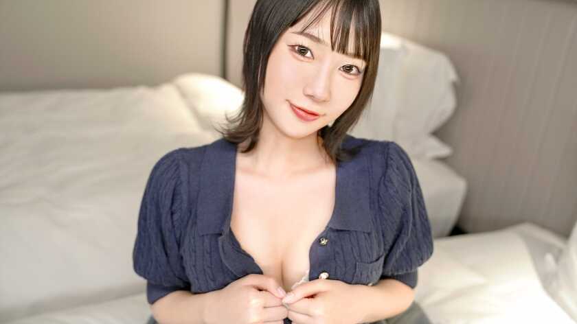 SIRO-5605 Contrary to her demure appearance, she has a super squirting physique! The silhouette draping from her slender waist to her plump ass shown from behind is a perfect golden curve! Finally, she doesn't skip the cum cleanup either—feast your eyes on this ult