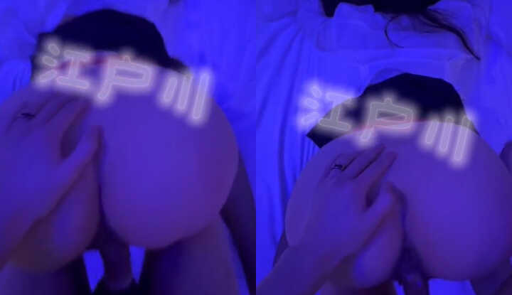 After helping girlfriend pee in her pussy, wildly doggy style thrusting